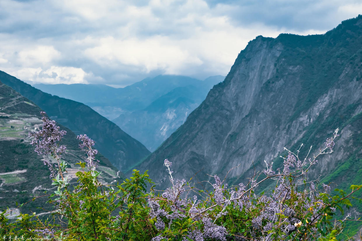 四川茂县大山里有一座古老羌寨:拥有古代碉楼群,窗棂上摆满白石