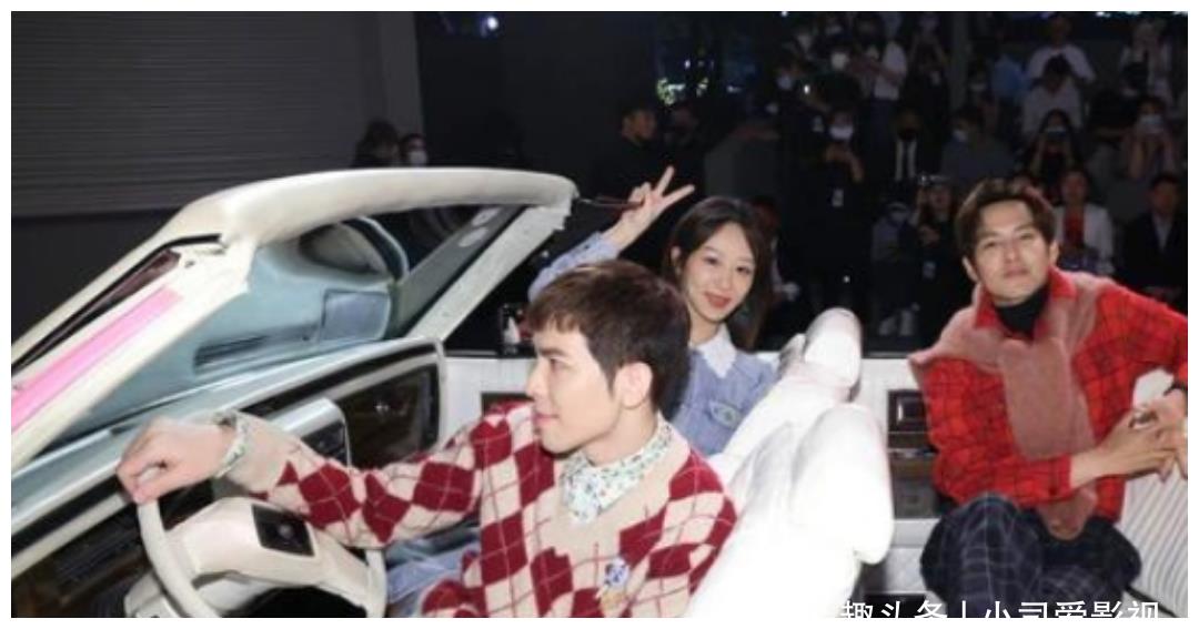 杨紫已变时尚,穿复古牛仔裙凹造型,与2位男星同框打破次元壁休闲区蓝鸢梦想 - Www.slyday.coM 杨紫已变时尚,穿复古牛仔裙凹造型,与2位男星同框打破次元壁休闲区蓝鸢梦想 - Www.slyday.coM