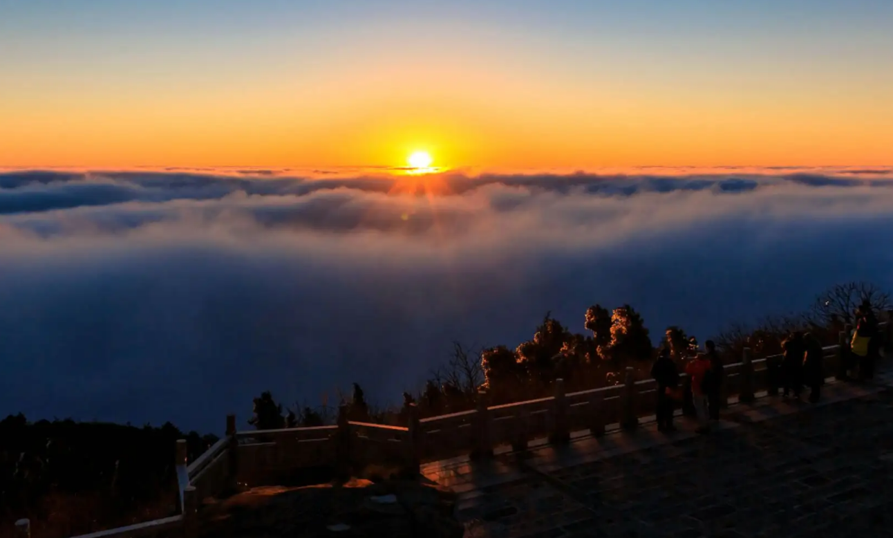 游览衡山风景秀丽香火旺盛适合香客探访
