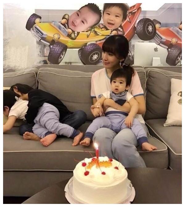 林志颖双胞胎儿子送妈妈手工礼物庆祝母亲节,陈若仪太感动笑开花休闲区蓝鸢梦想 - Www.slyday.coM 林志颖双胞胎儿子送妈妈手工礼物庆祝母亲节,陈若仪太感动笑开花休闲区蓝鸢梦想 - Www.slyday.coM