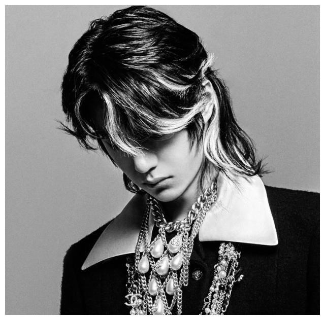 王一博黑白氛围感大片,挑染长发高贵冷艳,驾驭女装毫无压力!