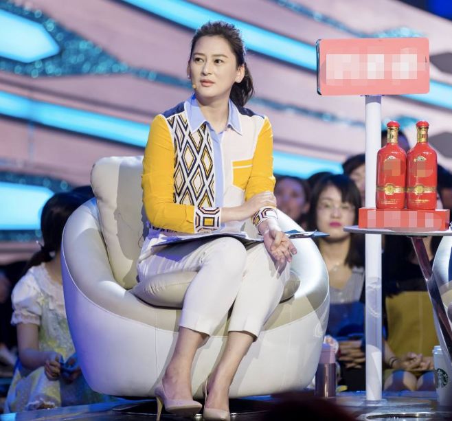 台上指导女嘉宾的情感,现实中却和丈夫离婚,黄澜究竟有多可笑?