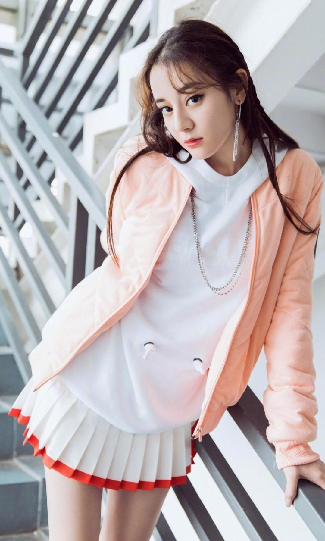 迪丽热巴自嘲上学时没人追?