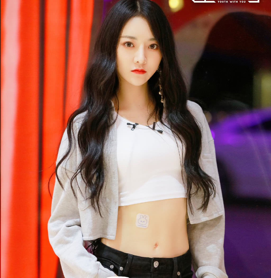 这其中最有出道希望的只有许佳琪了,其他的三位很有可能会