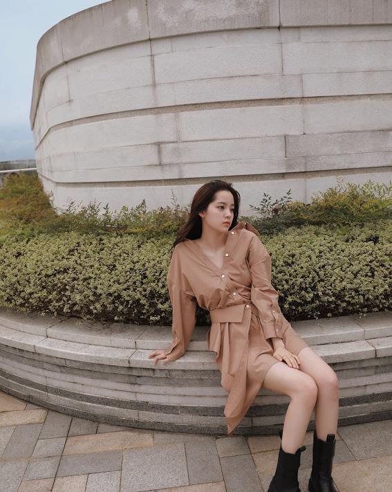 有种成长叫欧阳娜娜穿短裙秀蝴蝶腿下蹲那刻无敌撩