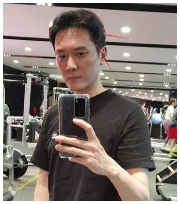 冯绍峰搞笑回应晒自拍,躲过中年发福却显老态?赵丽颖还不管管