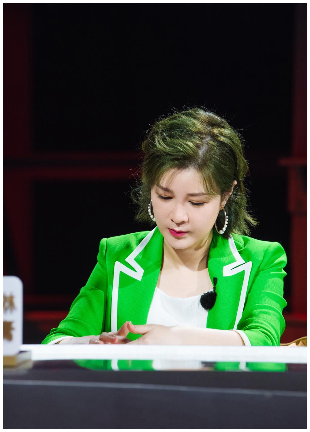 杜华帮丁当擦眼泪,又把眼泪擦到丁当身上