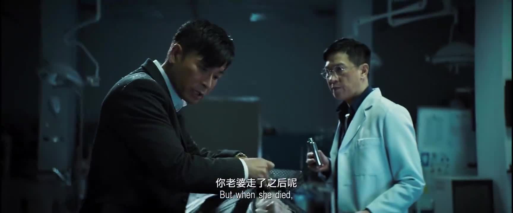 沉默的证人:法医被歹徒监视,弄破手指写999求助,谁料害死朋友