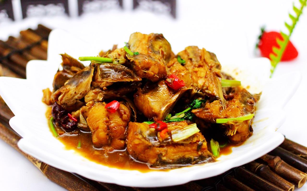 鲶鱼炖茄子(鲶鱼炖茄子的家常做法)