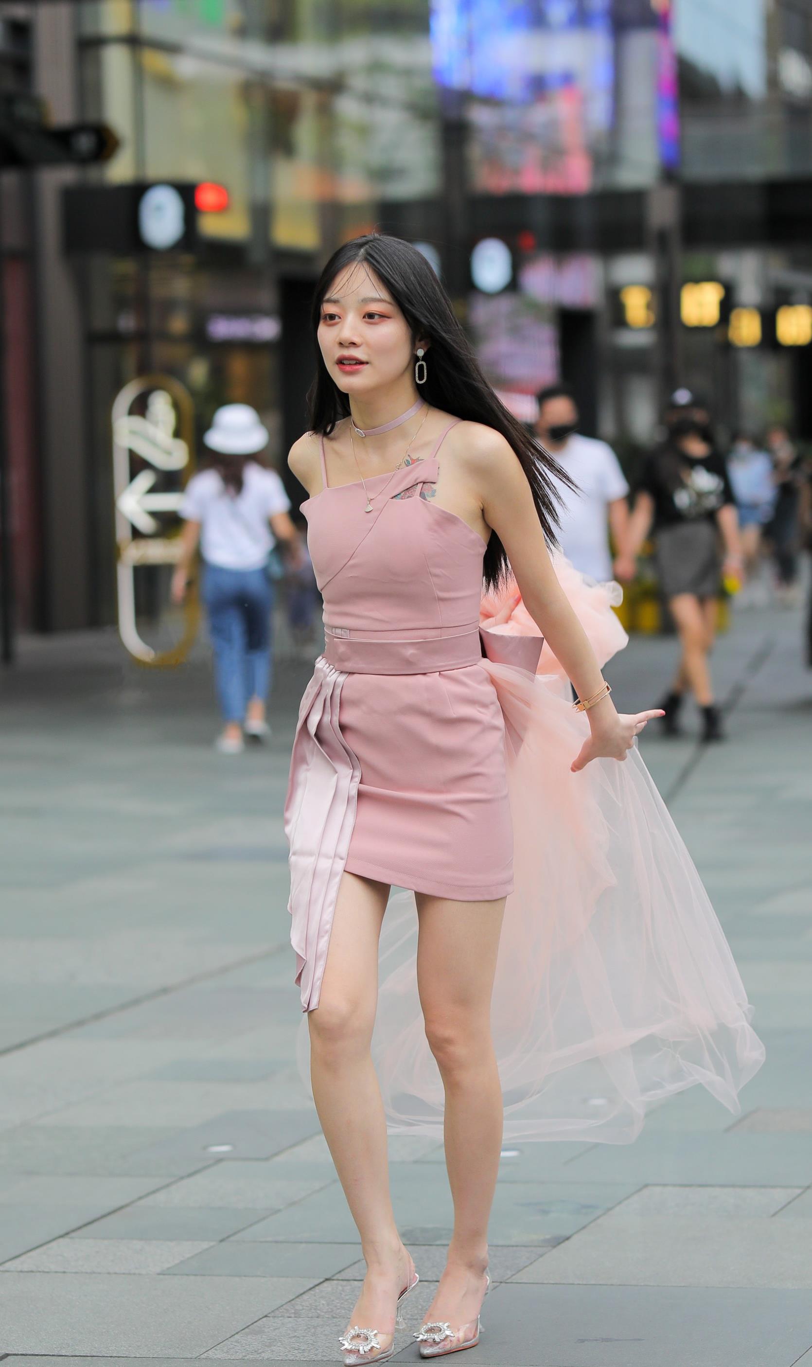 粉色是年轻女孩的最爱,美女用粉色薄纱来装点连衣裙,甜美又减龄