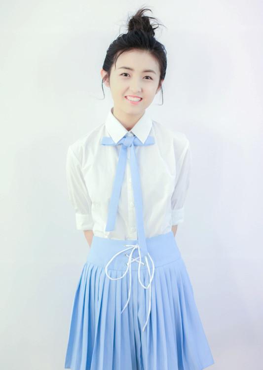 张子枫早该这么穿衣服了,学生搭配显稚嫩,更有一种稚嫩感