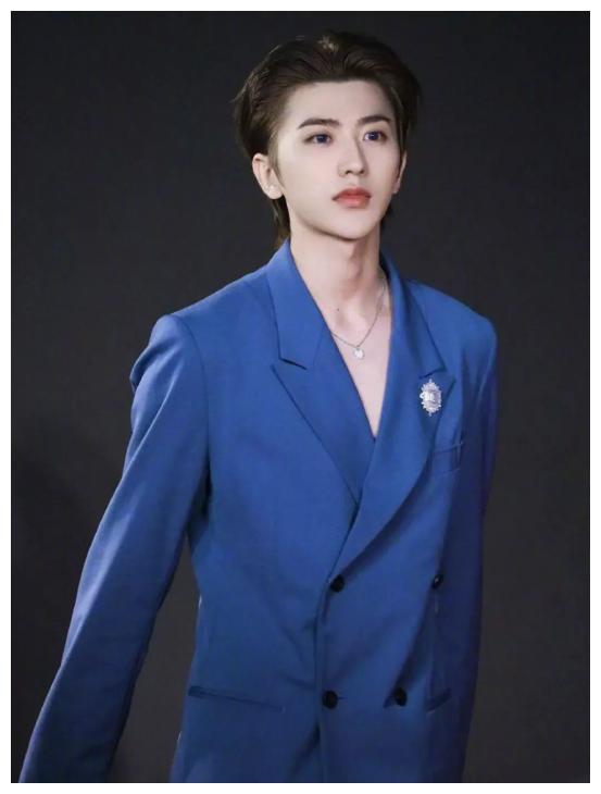 蔡徐坤一袭蓝色西装和大背头发型演绎复古经典风高级又矜贵