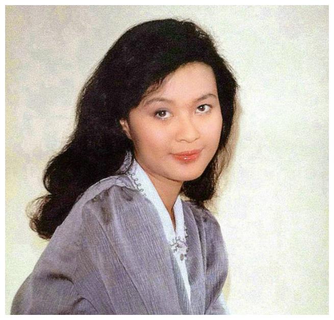 她曾是央视主持,2婚嫁给屠洪刚惨遭"抛弃",今女儿是她的骄傲