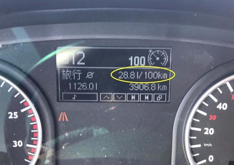 这辆车售价近千万,每100公里的燃油消耗为28.8升,需要4个停车位