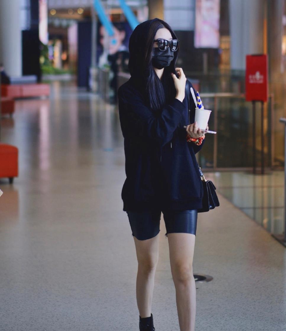 牛莉厉害了,穿健美裤搭搭配白色上衣大秀苗条纤瘦身材,活力四射