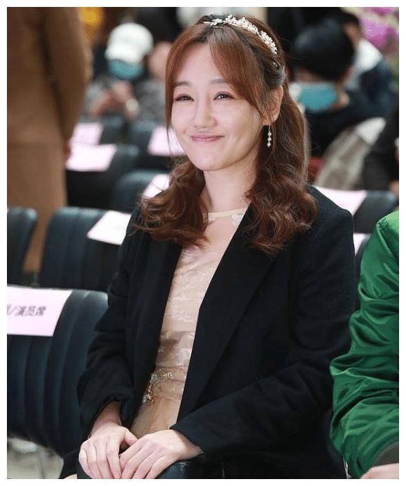 胡歌前女友薛佳凝近照曝光,面部蜡黄显老气,强装少女很违和__财经头条