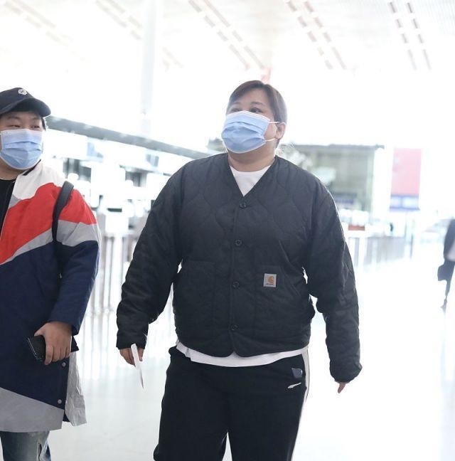 贾玲现身机场又胖了被质疑体重有200斤太放任自己了