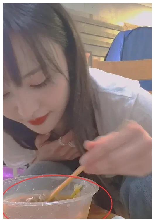 郑爽直播吃面不放一滴油注意碗里面条颜色一般人咽不下去