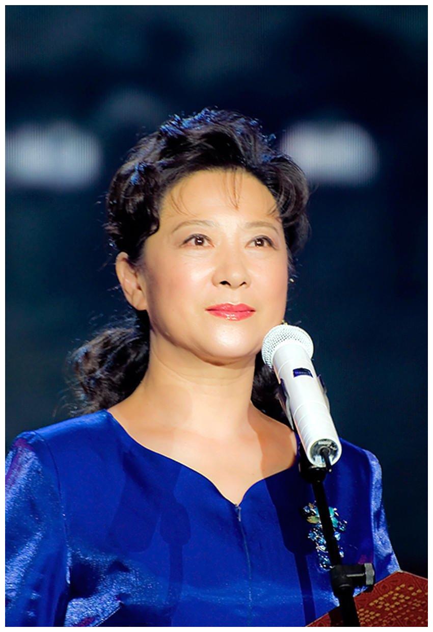 著名表演艺术家王馥荔近照曝光虽71岁戴着老花镜却知性依然