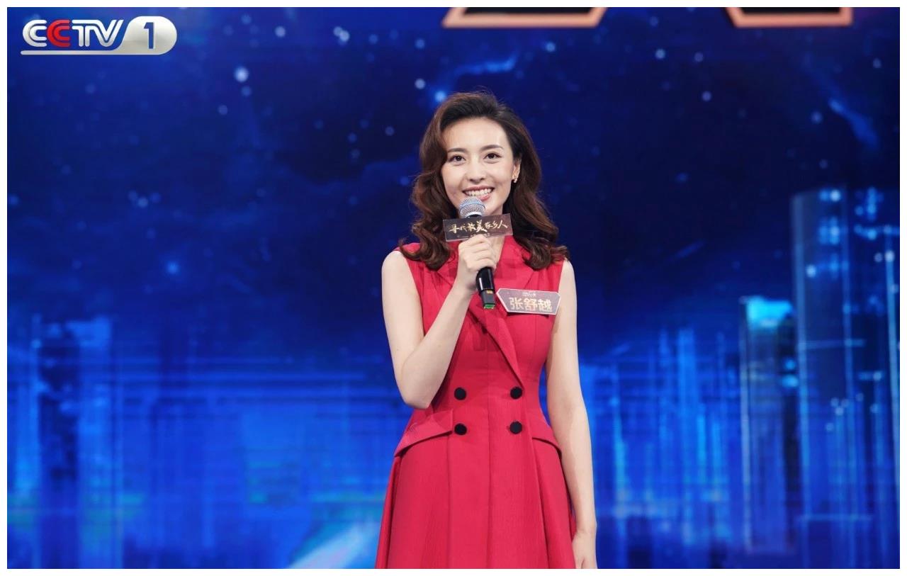 张舒越机会越来越多,主持越来越自信,但服装搭配明显有点拖后腿