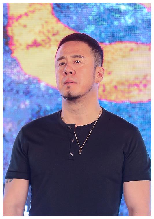 她是杨坤一生的痛,曾肩比那英,新婚仅100天就从7楼一跃而下