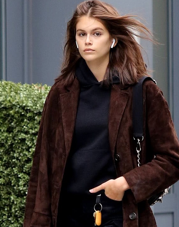 本周五,时尚圈炙手可热的新宠凯雅·杰柏被拍到独自一人在纽约街头