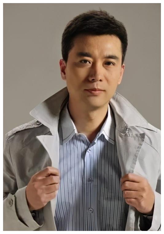 央视主持人郭志坚,结婚多年妻子"成谜",如今19岁儿子很优秀