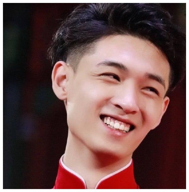 秦霄贤是郭德纲选中的人,力挽狂澜拯救局面,带动了新一代相声人