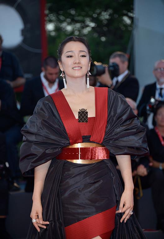 巩俐的颜值虽不再惊艳不过气场依旧强大一袭黑红长裙霸气高级