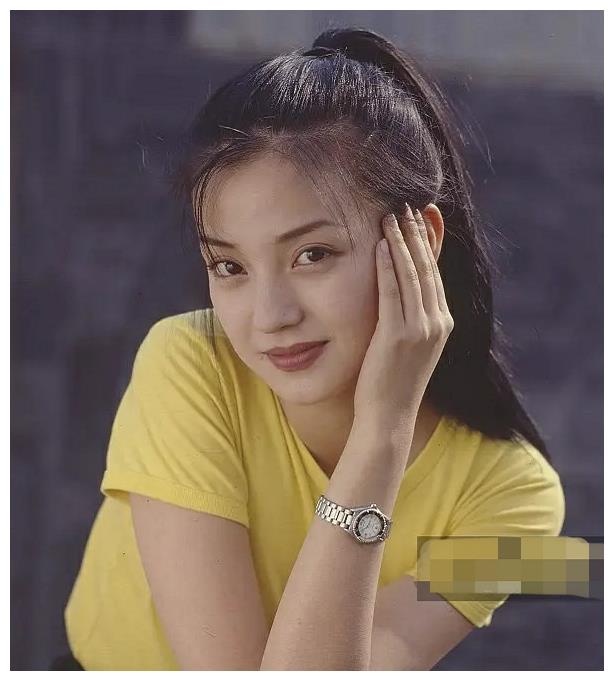 44岁赵薇暴瘦后颜值重回巅峰,穿黑裙涂大红唇,竟撞脸迪丽热巴