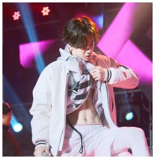 李现秀腹肌变硬汉易烊千玺让人意外这就是大家说的可奶可狼