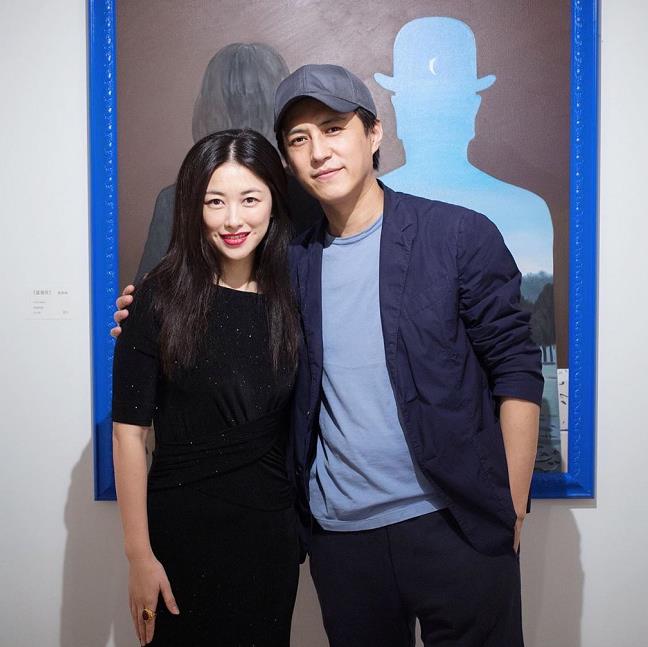 名媛朱珠太有才气了,开画廊靳东过来捧场,开叉黑裙美艳不可方物