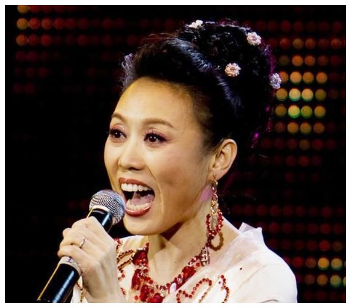 曾多次登春晚却不红,42岁嫁小15岁丈夫,今56岁却膝下无子