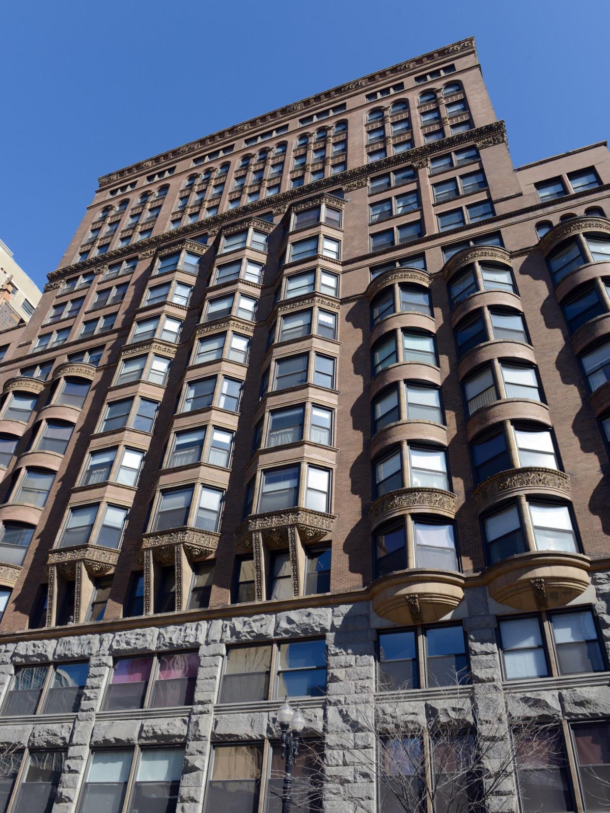 目前全球现存最古老的摩天大楼也就是今天的主角,就是曼哈顿大厦主要