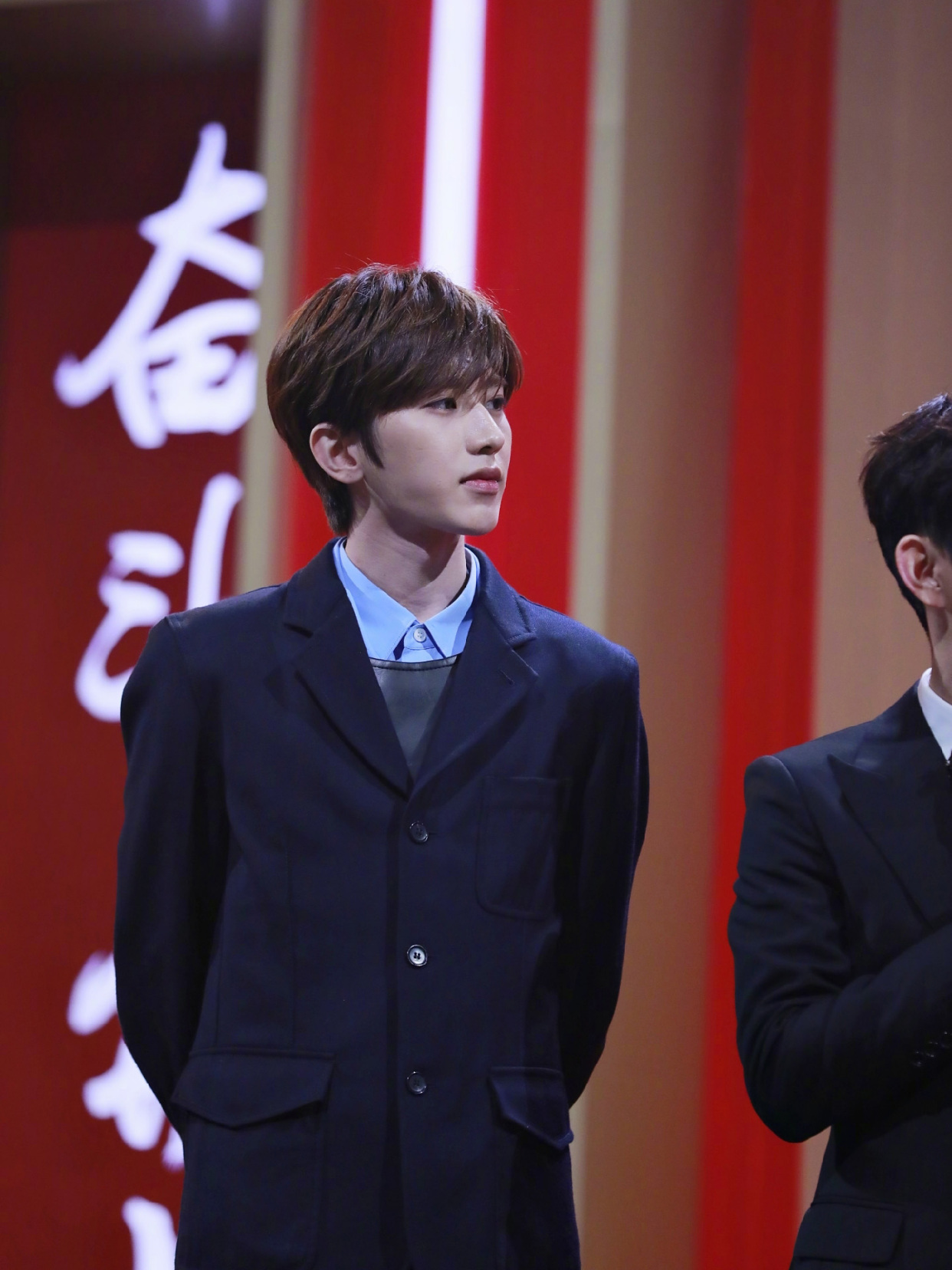 王一博同框蔡徐坤同样搭配西装造型不愧是顶流爱豆