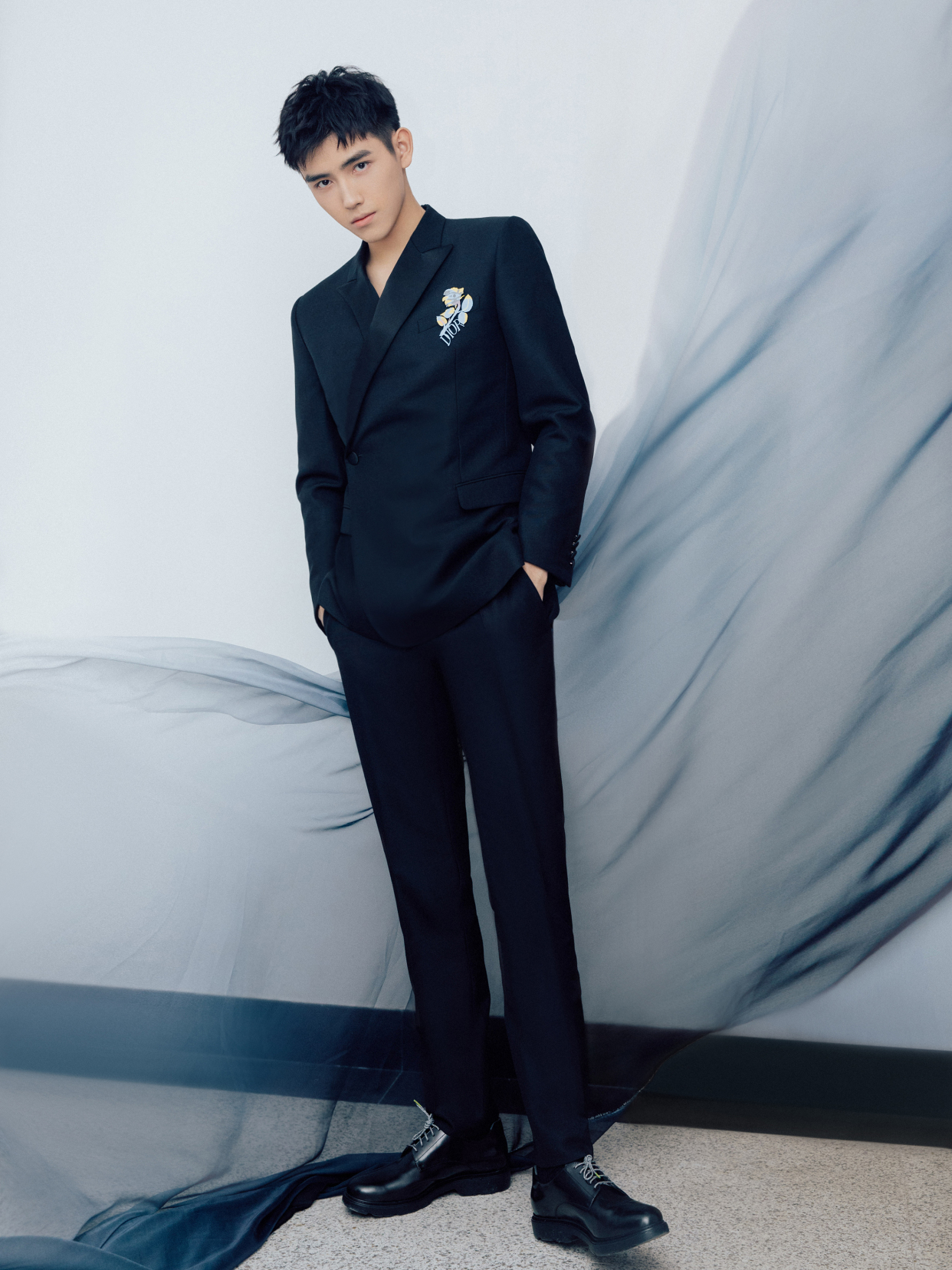 188cm陈飞宇搭配一身黑色西装腿长就是任性