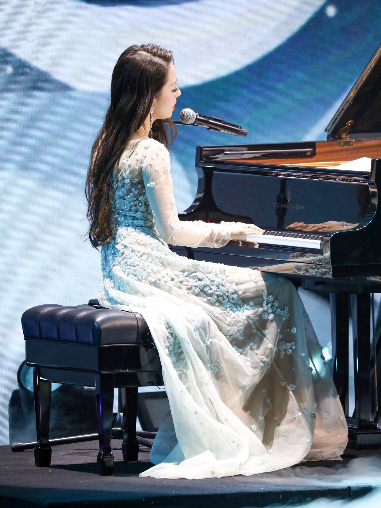 吉娜走红毯穿薄纱连衣裙网友郎朗好福气