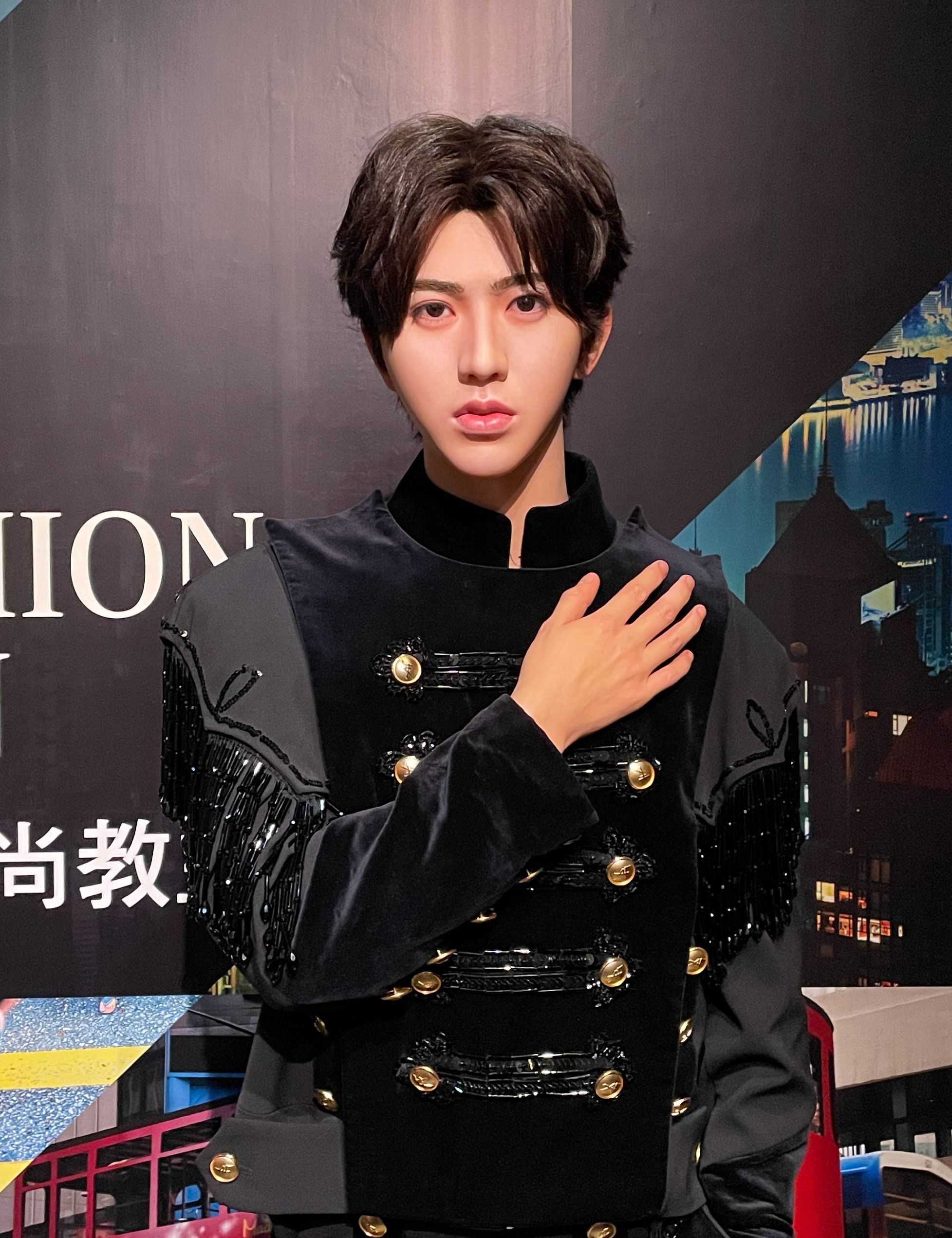 五官精致还原度极高,睫毛细节十分到位|蔡徐坤|蜡像|五官_新浪新闻