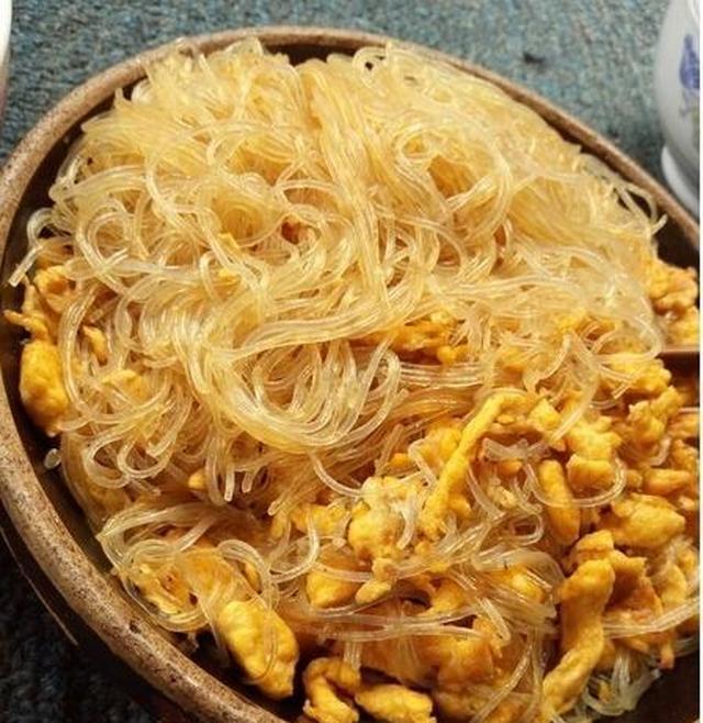 倒入料汁拌匀,最后撒一点白芝麻即可.