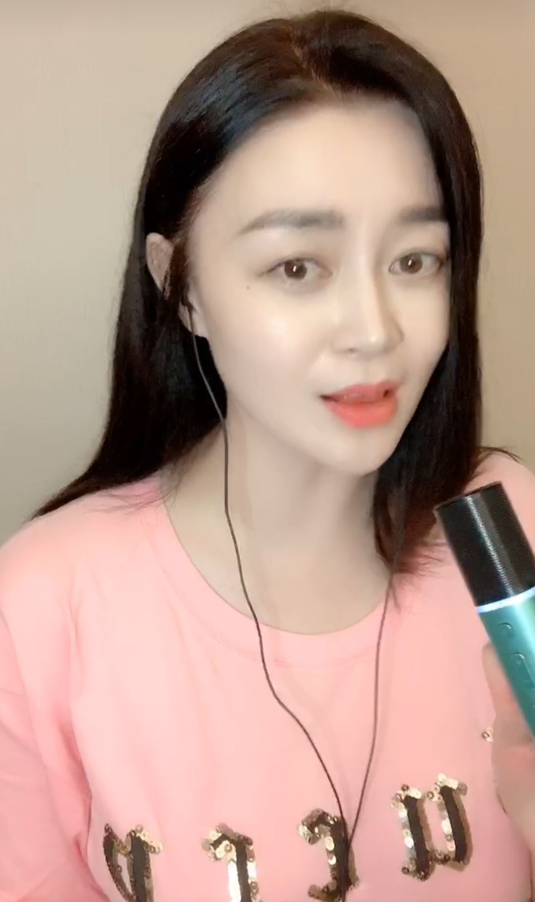 赵本山弟子关婷娜,直播时身材火爆,貌美如花,眼睛像要滴出水来_高清