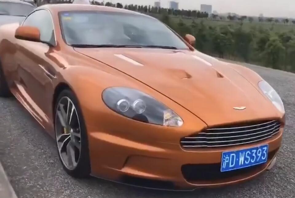 南通通州湾偶遇阿斯顿马丁db9跑车,金色车身非常显眼!
