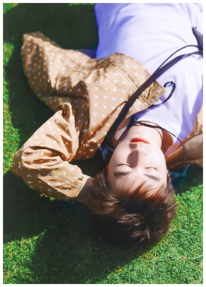 王俊凯躺姿图片合集,您的睫毛精已上线