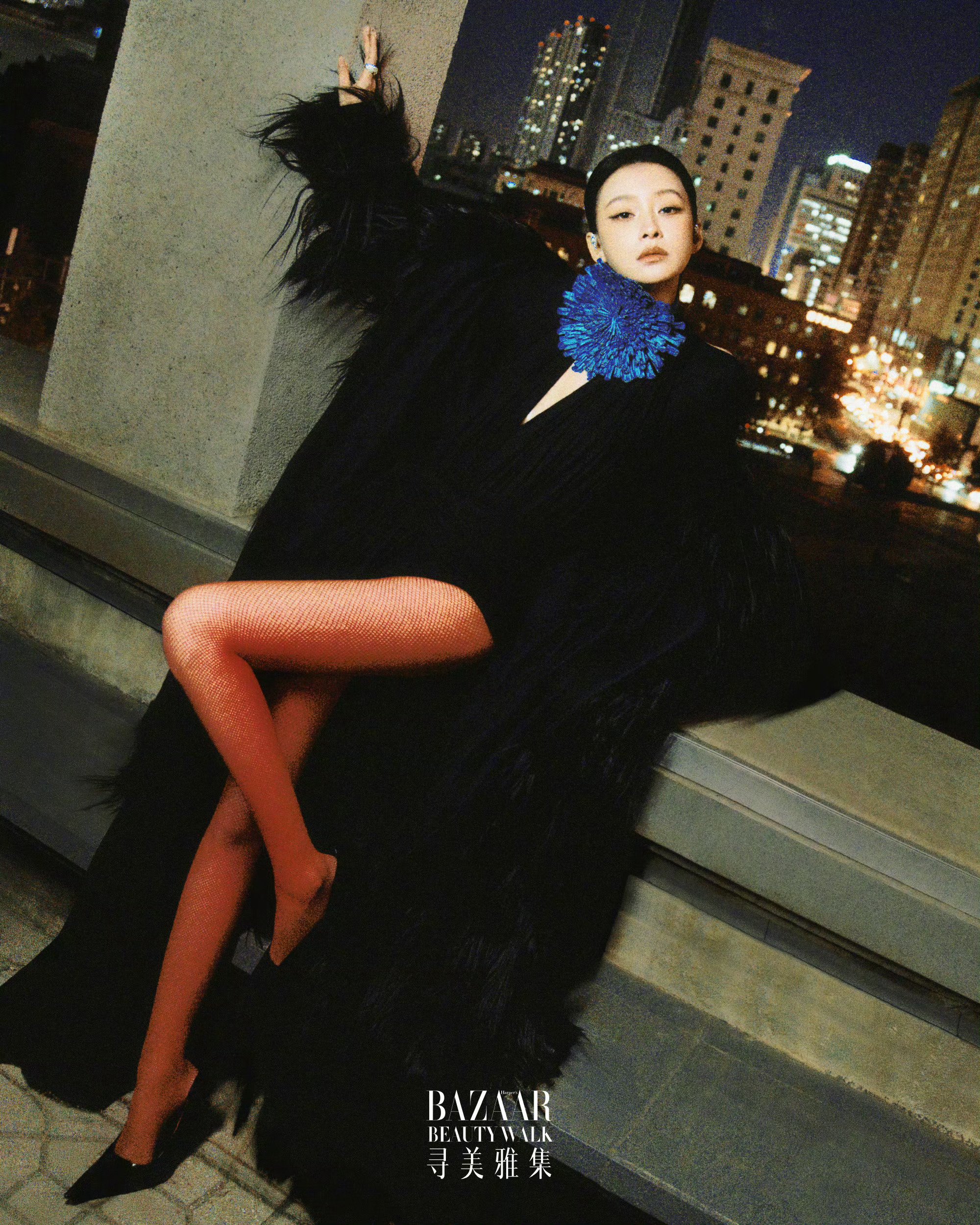 孙怡最新时尚芭莎造型释出~她穿着渔网袜高跟鞋漫游沈阳