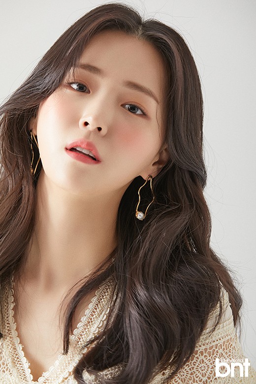 韩国女艺人金智恩最新杂志写真曝光