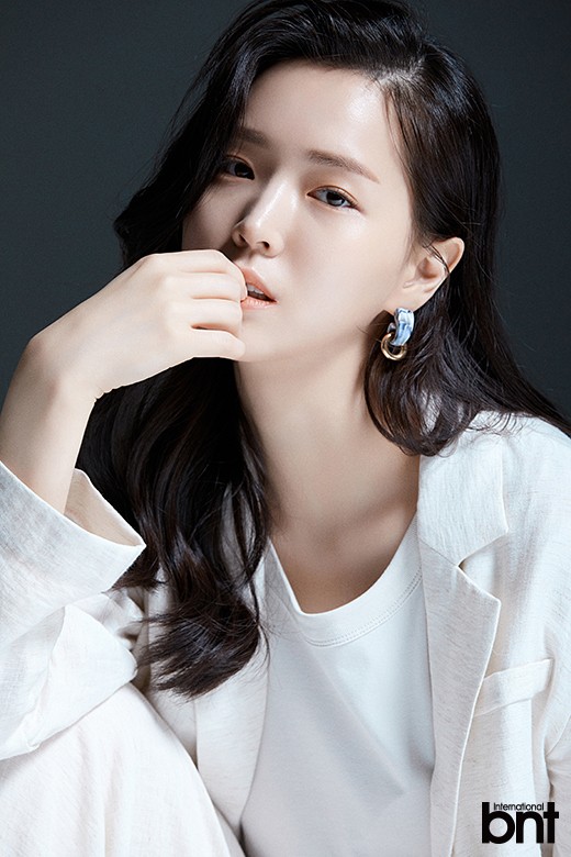 韩国女艺人金智恩最新杂志写真曝光