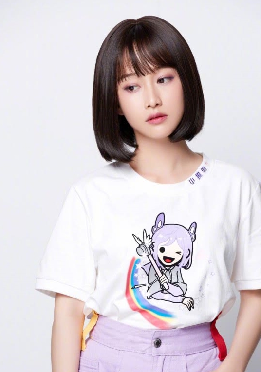 28岁刘美含再次剪严莉莉发型少女感十足多了几分甜