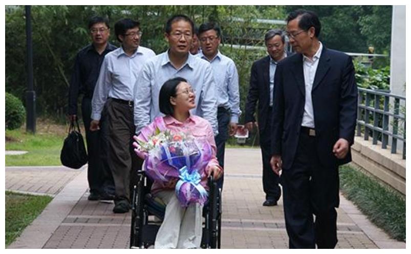 安徽女孩因误诊瘫痪,29岁成为轮椅美女博士,如今是高校著名教授休闲区蓝鸢梦想 - Www.slyday.coM 安徽女孩因误诊瘫痪,29岁成为轮椅美女博士,如今是高校著名教授休闲区蓝鸢梦想 - Www.slyday.coM