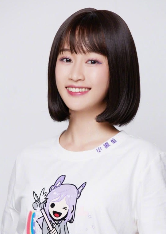 28岁刘美含再次剪严莉莉发型少女感十足多了几分甜