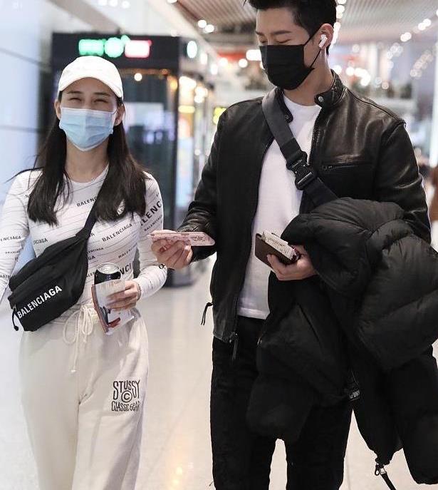 何超莲牵手窦骁走机场,穿运动装很普通,但她的确是真名媛!