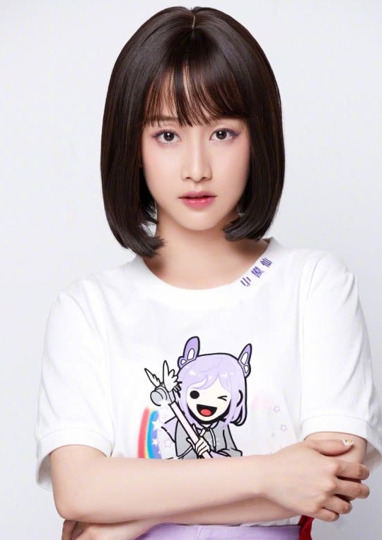 28岁刘美含再次剪严莉莉发型少女感十足多了几分甜